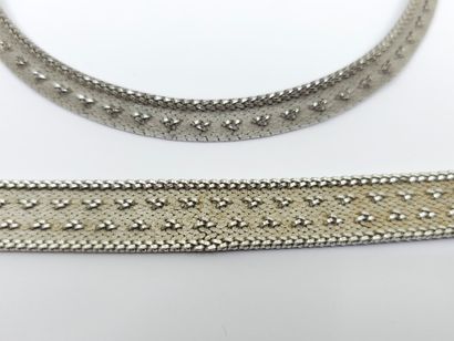 PARURE en or gris 750°comprenant :
COLLIER...