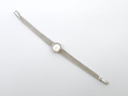OMEGA 
Montre bracelet de dame en or gris...