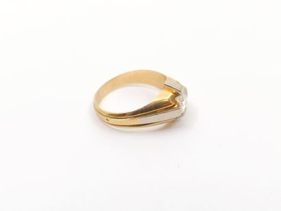 BAGUE en or deux tons 750° ornée d'un diamant...