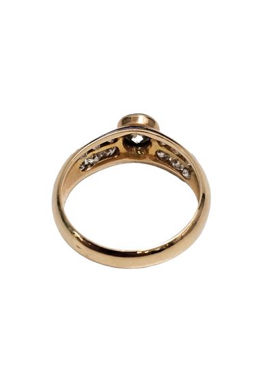 BAGUE en or rose 750° ornée en son centre...