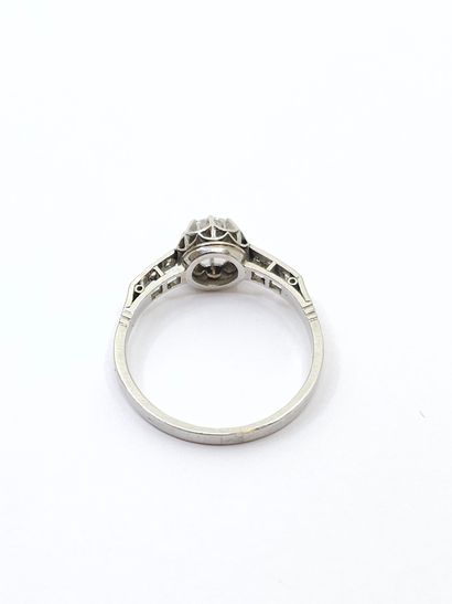 BAGUE en or gris ornée d'un diamant, taille...