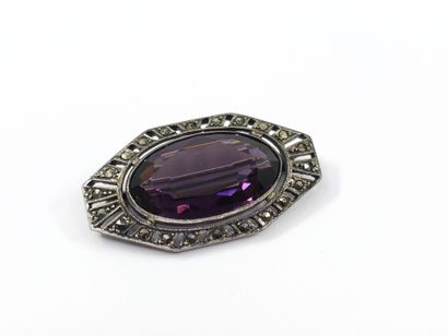 BROCHE EN ARGENT ornée d'une pierre verte...