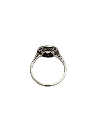 TRAVAIL FRANCAIS
Bague halo en platine ornée...