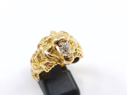 IMPORTANTE BAGUE en or jaune 750° ornée d'un...