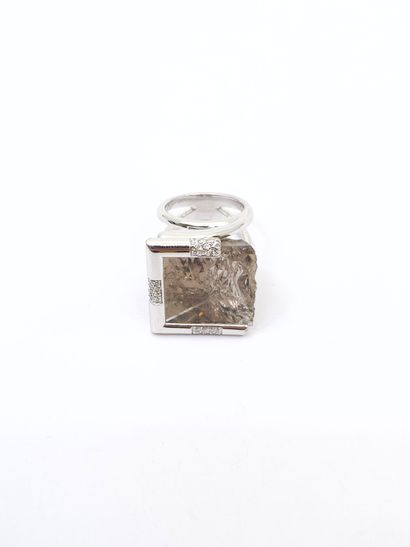 GAREL Jean-Marc 
Importante bague en or gris...
