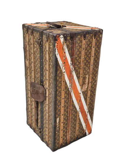 LOUIS VUITTON
Malle de voyage 