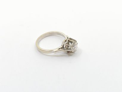 BAGUE en or gris 750° ornée d'un diamant...