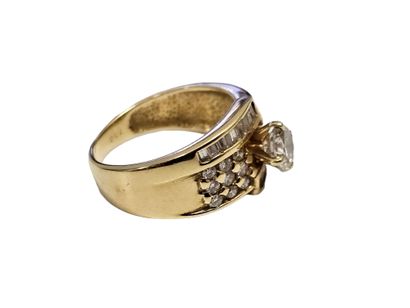 BAGUE en or jaune 750° ornée d'un diamant...