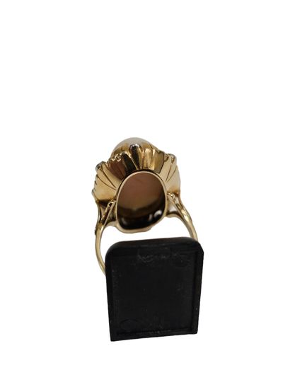 BAGUE en or deux tons 750° ornée d'un cabochon...