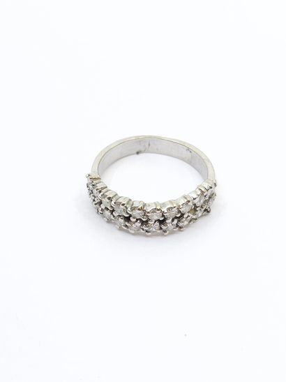 BAGUE demi alliance en or gris 750° sertie...