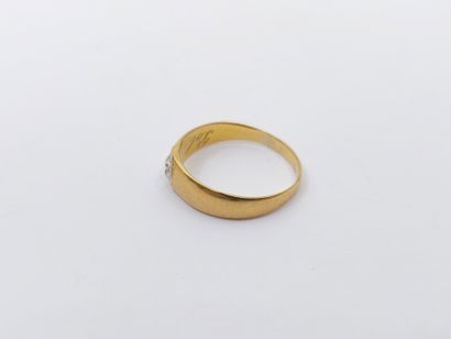 BAGUE en or jaune 750° ornée d'un diamant...