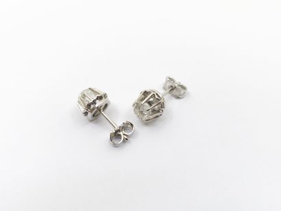 PAIRE de puces d'oreilles en or gris 750°...