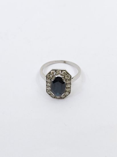 BAGUE en platine ornée d'un saphir ovale...