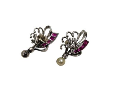 PAIRE de boucles d'oreilles en or gris 750°...