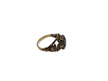 BAGUE en or et argent, le corps à décor végétal...