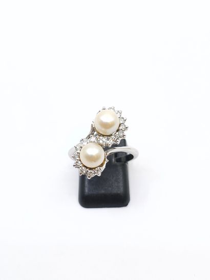 BAGUE en or gris 750° ornée de deux perles...