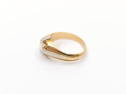 BAGUE en or deux tons 750° ornée d'un diamant...