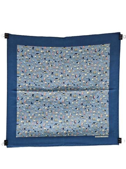 HERMES
Pochette en twill de soie à bord bleue
