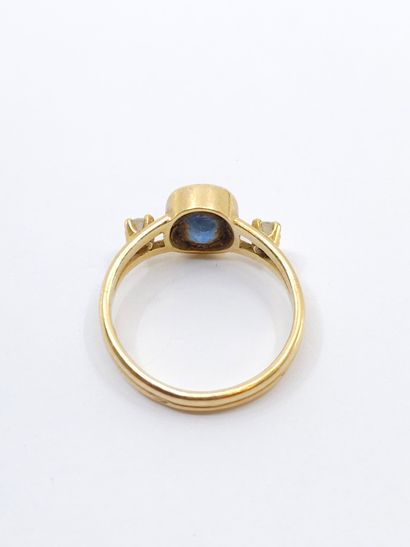 BAGUE en or jaune 750° ornée d'un saphir...