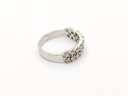 BAGUE demi alliance en or gris 750° sertie...