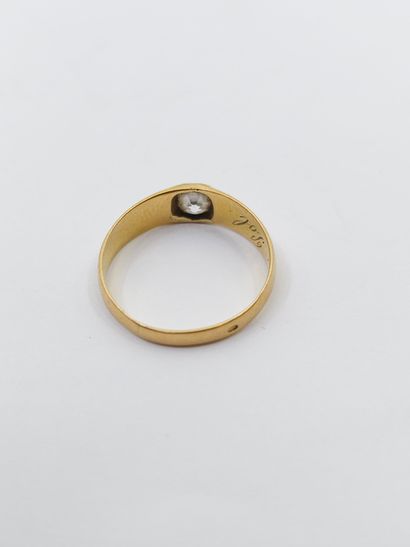 BAGUE en or jaune 750° ornée d'un diamant...