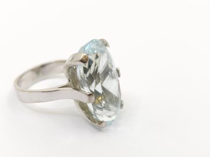 BAGUE cocktail en or gris 750° ornée d'une...