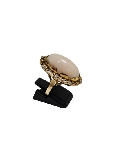 BAGUE en or deux tons 750° ornée d'un cabochon...