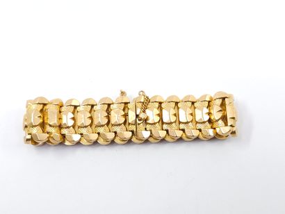 BRACELET en or jaune 750° amati et guilloché...