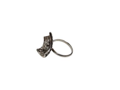 IMPORTANTE bague fleur en or gris 750°, le...