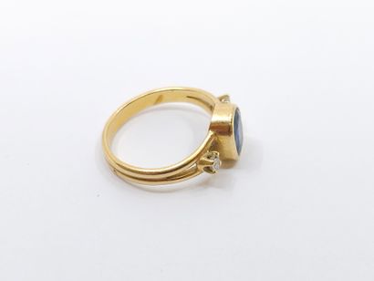 BAGUE en or jaune 750° ornée d'un saphir...