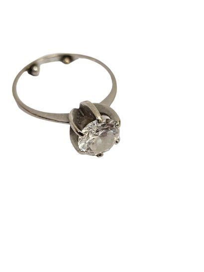 BAGUE solitaire en or gris 750° ornée d'un...
