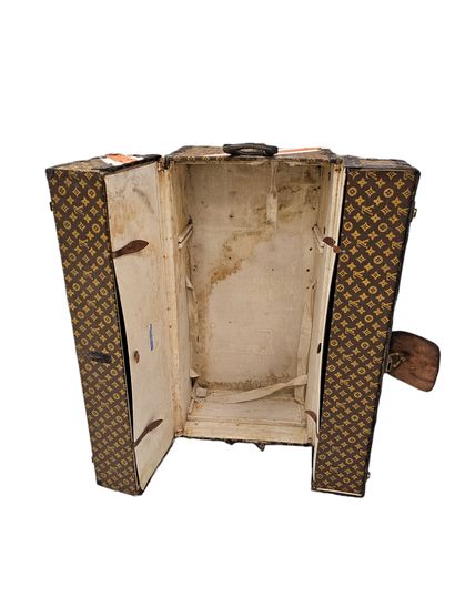 LOUIS VUITTON
Malle de voyage 