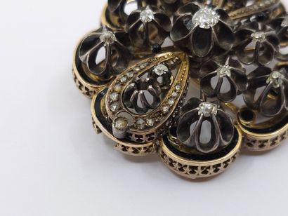 BROCHE en or et argent ornée de diamants...