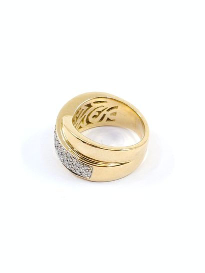 BAGUE en or deux tons 750° pavée de trois...