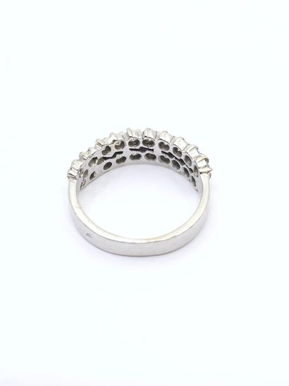 BAGUE demi alliance en or gris 750° sertie...