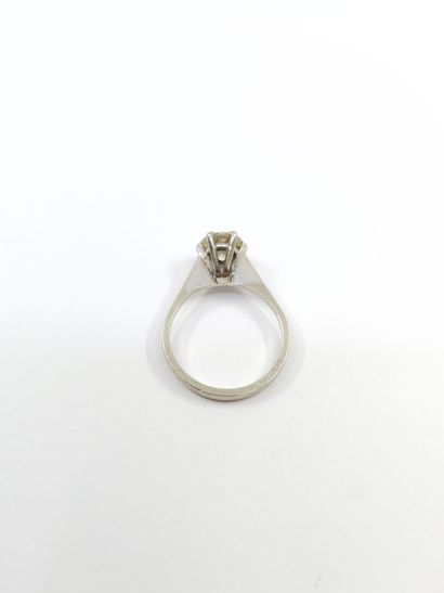 SOLITAIRE en or gris 750° ornée d'un diamant...
