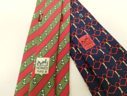 HERMES
Cravate en soie de couleur rouge et...