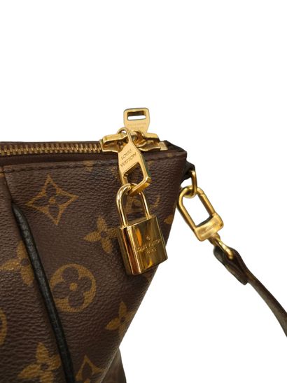 LOUIS VUITTON Estrela
Brown and black leather...