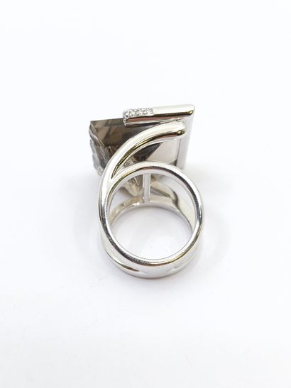 GAREL Jean-Marc 
Importante bague en or gris...