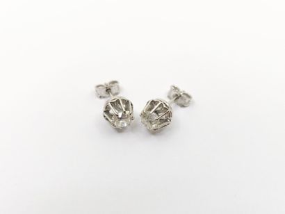 PAIRE de puces d'oreilles en or gris 750°...