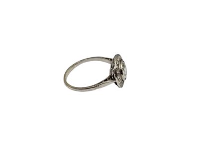 TRAVAIL FRANCAIS
Bague halo en platine ornée...