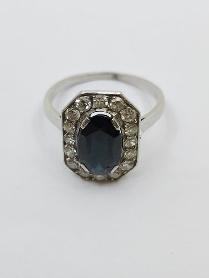 BAGUE en platine ornée d'un saphir ovale...