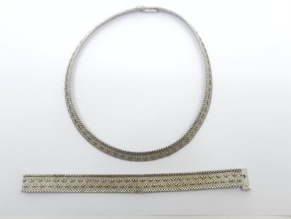 PARURE en or gris 750°comprenant :
COLLIER...
