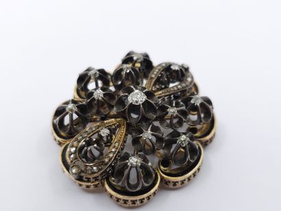 BROCHE en or et argent ornée de diamants...