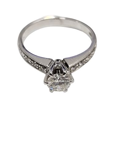 BAGUE solitaire en or gris 750° ornée d'un...