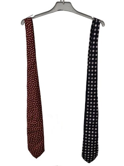 Yves Saint Laurent
Cravate en soie bordeau...