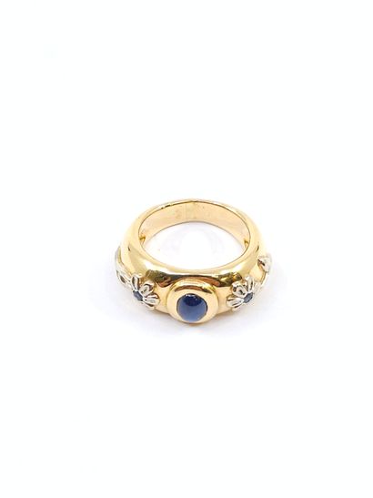 BAGUE en or jaune 750° ornée d'un cabochon...