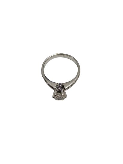 BAGUE solitaire en or gris 750° ornée d'un...