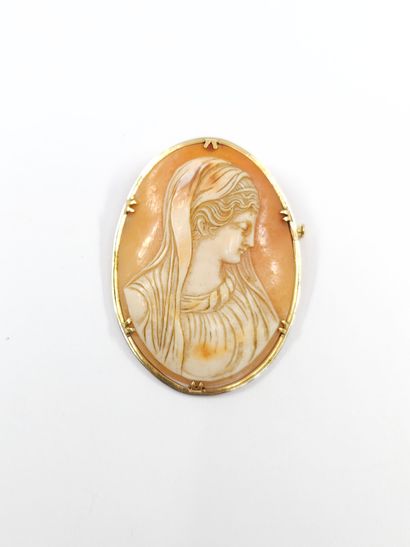 BROCHE camée coquille, cerclage en or jaune...