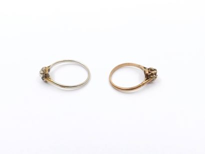 DEUX bagues de jeune fille en or 750° ornée...